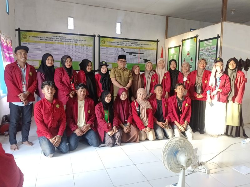 Foto bupati Buol Risharyudi Triwibowo bersama Mahasiswa KKN STISIPOL MUJAHIDIN BUOL 