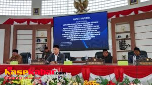 Pimpinan pemerintah daerah dan pimpinan DPRD dalam rapat paripurna